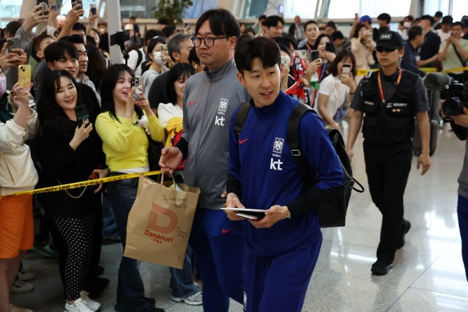 'WC 본선행 눈앞' <b>홍명보</b>호, 결전의 땅 <b>이라크 출국</b>..."이제 두 경기 남...