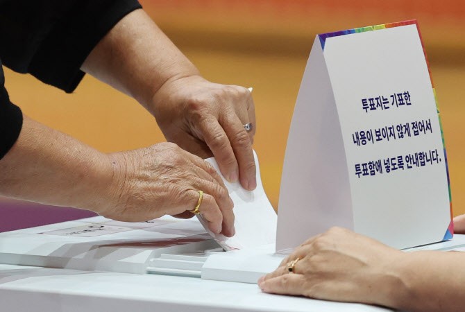 <b>21대 대선</b> 오전 8시 <b>투표율</b> 5.7%…대구 7.1% 서울 5.3%
