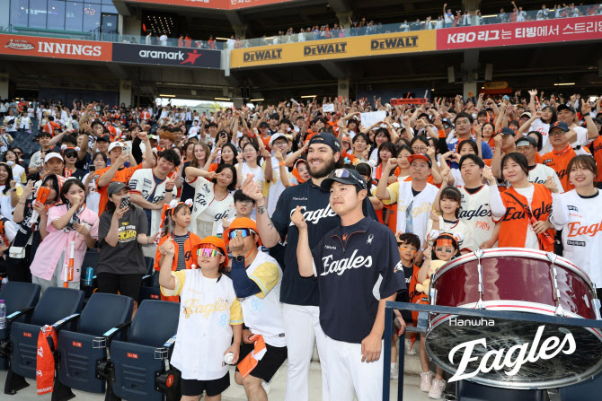 '6이닝 완벽투' <b>폰세</b>, 개막 <b>9연승</b> 다승 선두...KT, 5실책 자멸