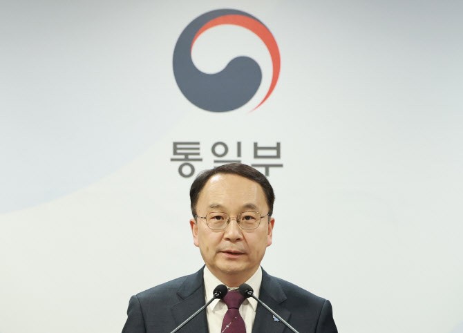 통일부 "<b>대북전단 살포</b> 유감…강력히 <b>중지</b> 요구"