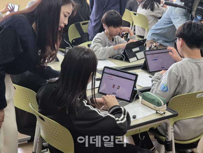 AI 교과서 결국 소송전으로…교과서 지위 박탈 가닥