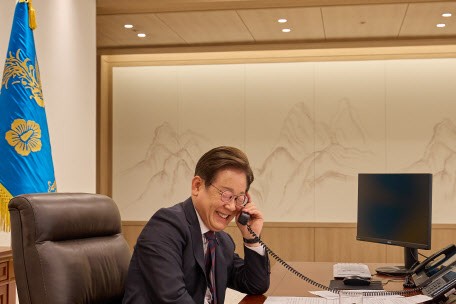 냉랭했던 <b>한중 관계</b> 새 전기?…<b>이재명</b>·<b>시진핑</b> 30분 통화