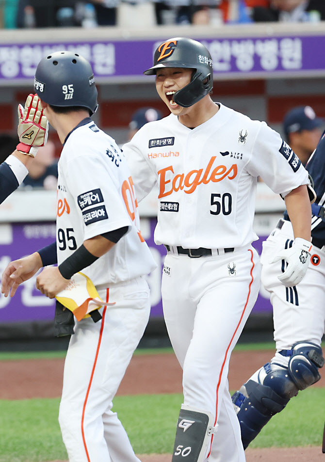 <b>이원석</b>, 대전 신구장 1호 <b>만루포</b>...<b>한화</b>, 이틀연속 두산 제압