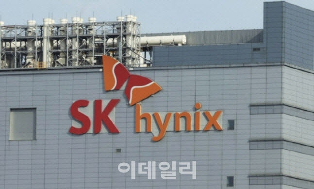 '<b>SK하이닉스 기술유출</b>' 협력사 부사장 실형 확정…법인도 벌금