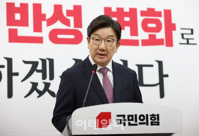 '원내대표 퇴임' <b>권성동</b> "尹 영입은 최선이었다"