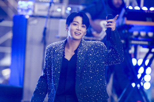 BTS <b>정국</b>, 전역 이틀 만에 <b>제이홉 콘서트</b> 깜짝 게스트