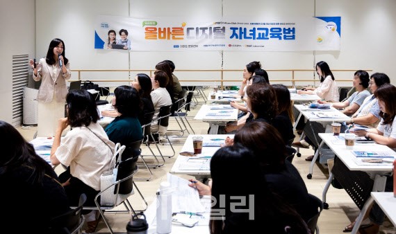 LG<b>유플러스</b>, NIA·이마트 손잡고 <b>디지털</b> 리터러시 <b>교육</b>
