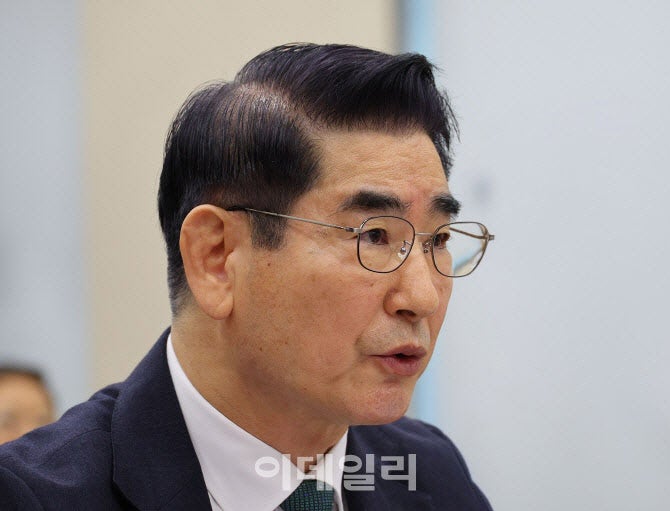 '내란 혐의' <b>김용현 조건부 보석</b>…"재판 관련자 접촉 금지"