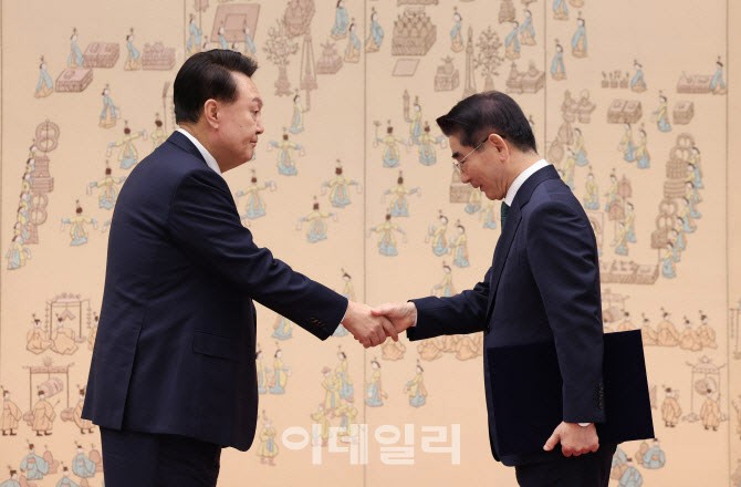 '내란혐의' <b>김용현</b> 조건부 <b>보석</b>에…"<b>불복</b> 집행정지 신청"