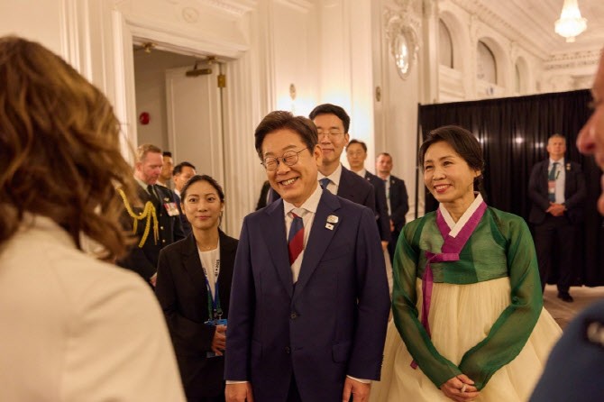 "사진 요청 쇄도" <b>김혜경 여사</b>, 한복 입고 '<b>영부인 외교</b>'