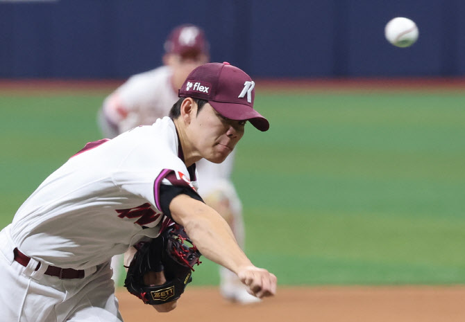 '15<b>연패</b>' 키움 2년차 투수 김윤하, 선발 최다<b>연패</b> 신기록 불명예