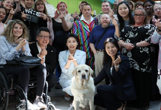 <b>김혜경 여사</b> "한국인이 자랑스럽다"…본격 '<b>내조외교</b>' 데뷔