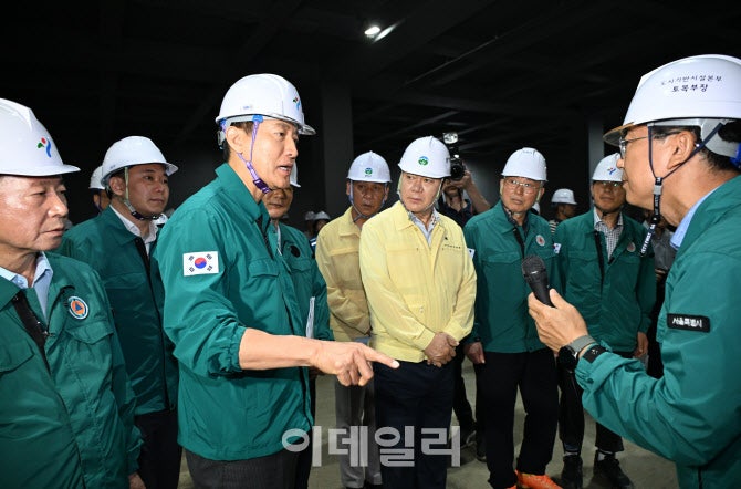 "침수피해 최소화"… <b>오세훈</b> 시장, <b>빗물저류조</b>·지하차도 <b>점검</b>