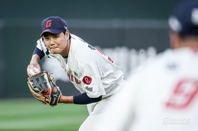 롯데, '손가락 통증' <b>손호영</b> 엔트리 제외...대체선수는 '불꽃야구' 박찬...