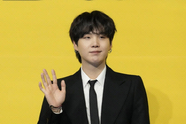 비로소 완전체… 슈가, 근무 끝→'7인 <b>BTS</b>' 팬들 곁으로
