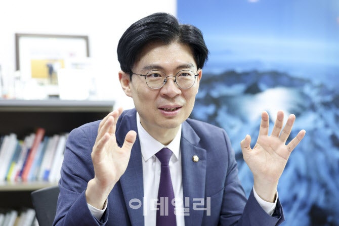 野 조정훈 “<b>김용태</b>, 전권 갖고 혁신<b>위원장</b> 맡아야”