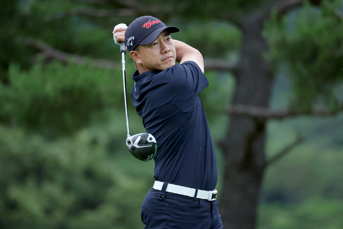 <b>신용구</b>, <b>KPGA 선수권</b> 3R 2타 차 선두…“우승에 목말라 있다”