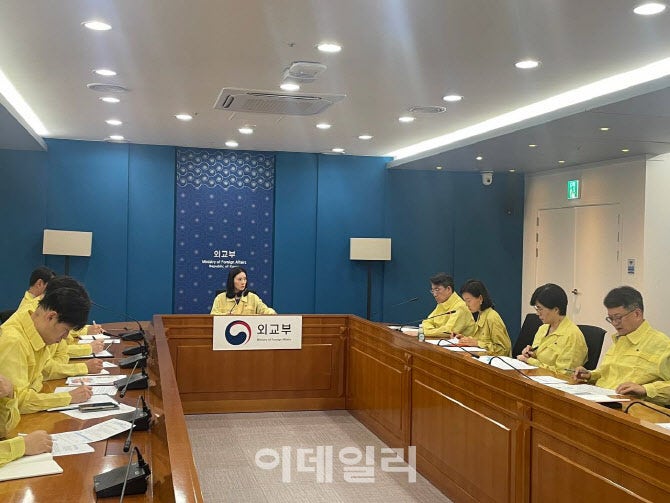 외교부, <b>이란 공습</b> 속 상황점검회의…"현지 국민 <b>안전</b>확보에 만전"