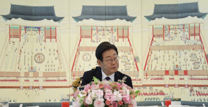 李대통령, <b>국정</b>지지율 59.3%…전 연령서 ‘긍정’ 우위[리얼미터]
