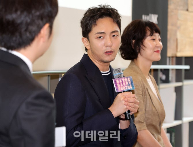 [포토]뮤지컬 '<b>어쩌면 해피엔딩</b>' <b>박천휴</b> 작가