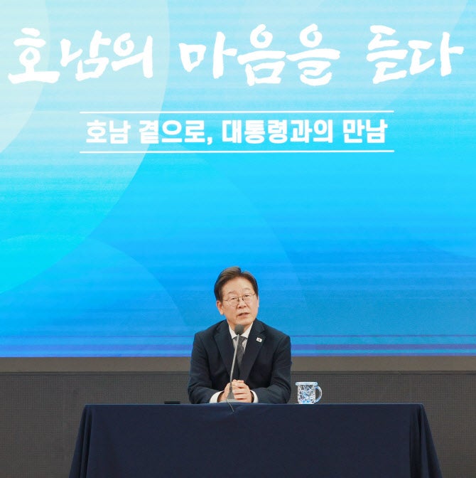 李대통령, <b>광주 군공항 이전</b> 해결 “대통령실에 TF 설치”(상보)
