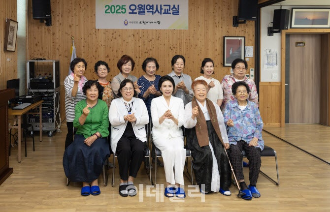 <b>김혜경 여사</b>, 광주 ‘<b>오월어머니집</b>’ <b>방문</b>…“대선 약속 지키러 왔다”