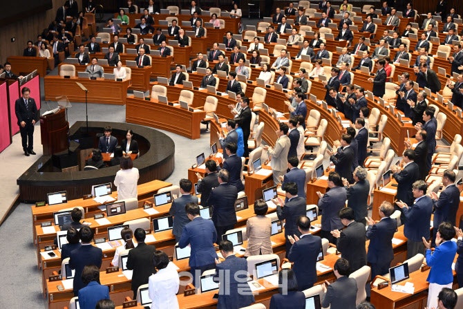 첫 시정연설 반응 ‘극과 극’…<b>이재명</b> 연호한 與·침묵한 野(종합)