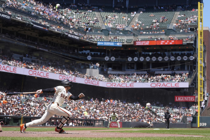 MLB 이정후, 행운 따른 3루타 작렬…<b>김혜성</b>은 결장