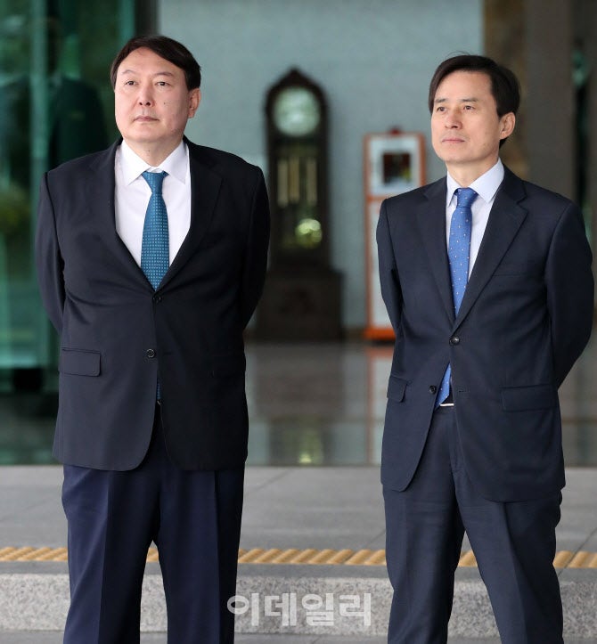 <b>출입</b>방식 두고 신경전…<b>내란특검</b> "尹, <b>현관 출입</b>해야 출석"