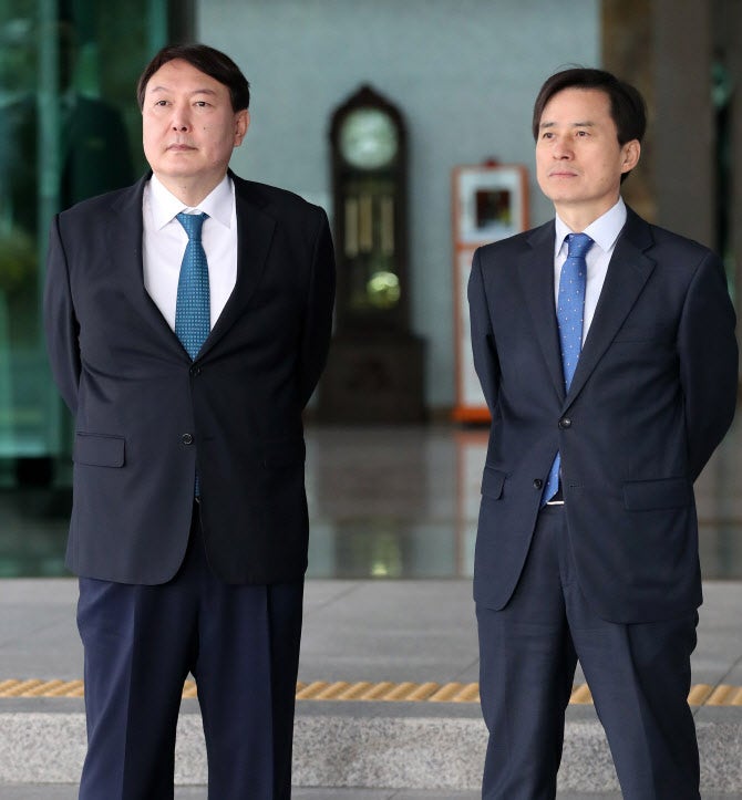 <b>출입</b>방식 두고 신경전…내란특검 "尹, <b>현관 출입</b>해야 출석"