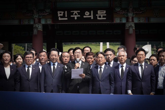 박찬대, 5·18묘역 참배…“<b>추석</b> 전 <b>검찰개혁</b>법 통과”