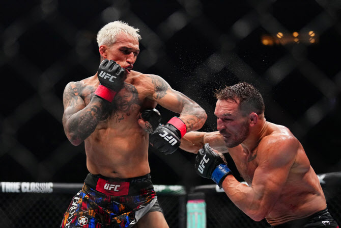 <b>토푸리아</b> 두 체급 정복? <b>올리베이라</b> 왕좌 탈환?…UFC <b>라이트급 챔프전</b> ...
