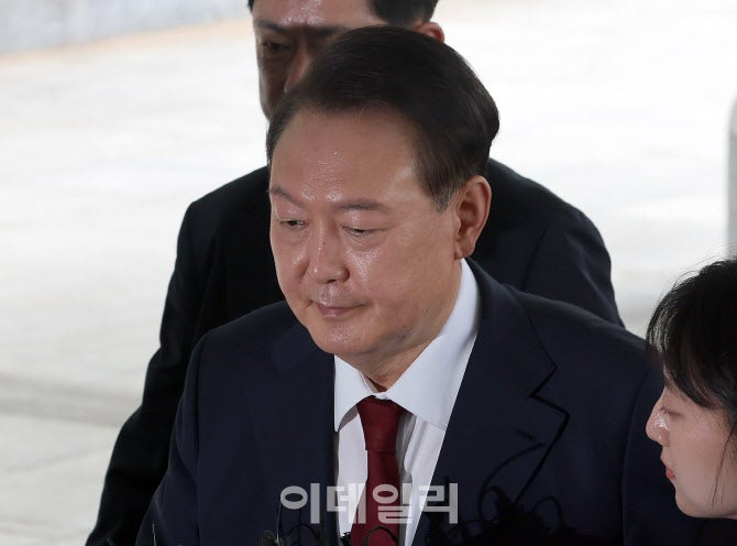 돌연 <b>특검 조사 거부</b>하는 尹…첫 검찰 대면조사 불발될까