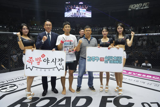 ‘강력한 펀치 한방’ <b>윤형빈</b> 또 해냈다, <b>밴쯔</b>에 1R <b>TKO 승</b>