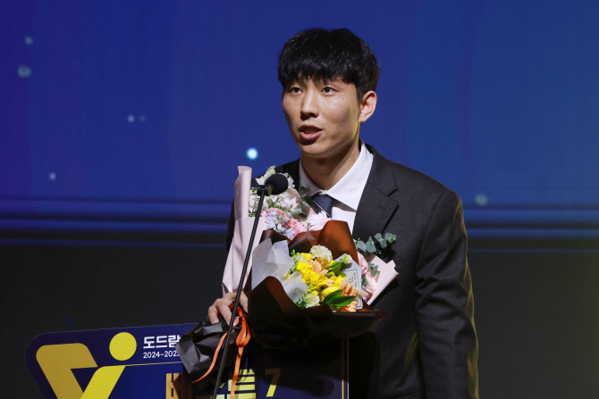 <b>양효진</b>·강소휘, 8억 원으로 <b>연봉</b>퀸... 남자부는 12억 원의 <b>황택의</b>