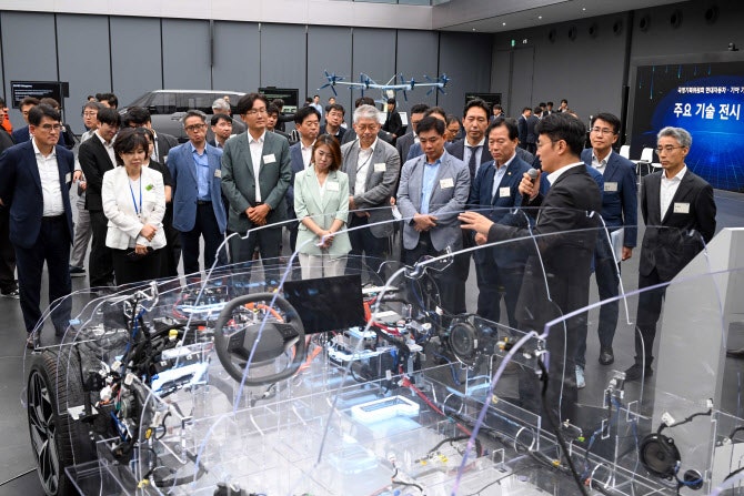 국정기획위, <b>현대차</b>·기아 <b>남양연구소</b> 방문…<b>자율주행</b> 육성 의지
