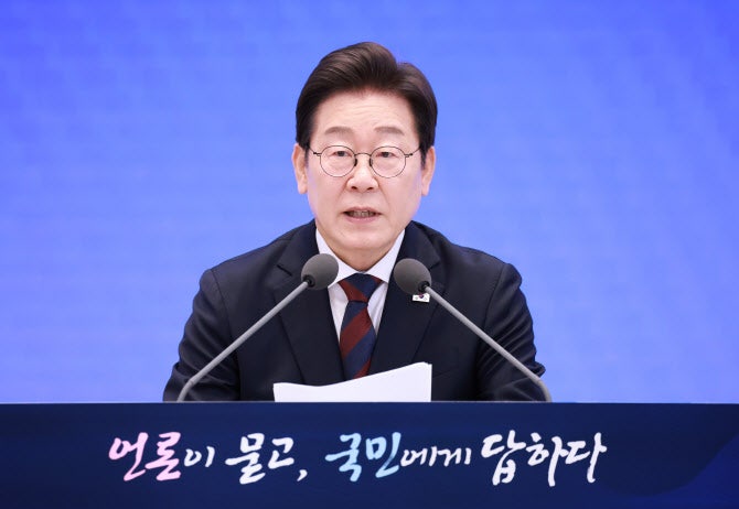[속보] 李<b>대통령</b> “우리 사회 <b>노동시간 단축</b> 반드시 해내야…국제적 추...
