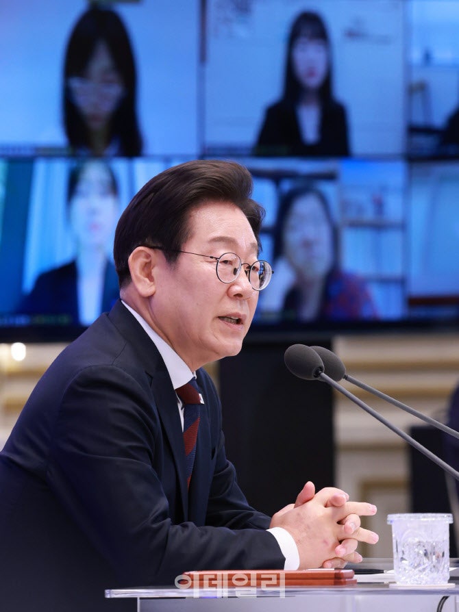 李<b>대통령</b> “美와 <b>관세협상</b> 쉽지 않아…7~8월 타결 확언 어렵다”