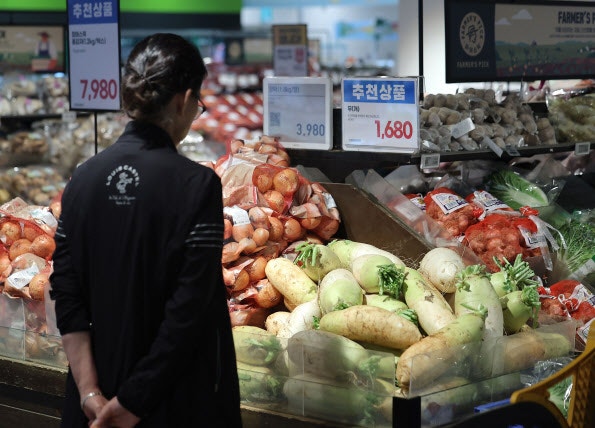 정부, '체감<b>물가</b>' 잡기 총력…라면·빵 50% 할인·한우 30% 공급 확대