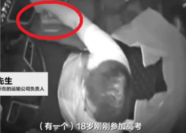 韓 관광객 11명 탄 <b>버스</b> ‘휘청’…의식 잃은 中 <b>기사</b>가 한 일
