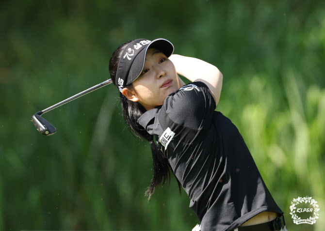 ‘8언더파 맹타’ <b>김민주</b>, 2R 3타 차 <b>선두</b>…박현경·박민지 강자들 ‘추...