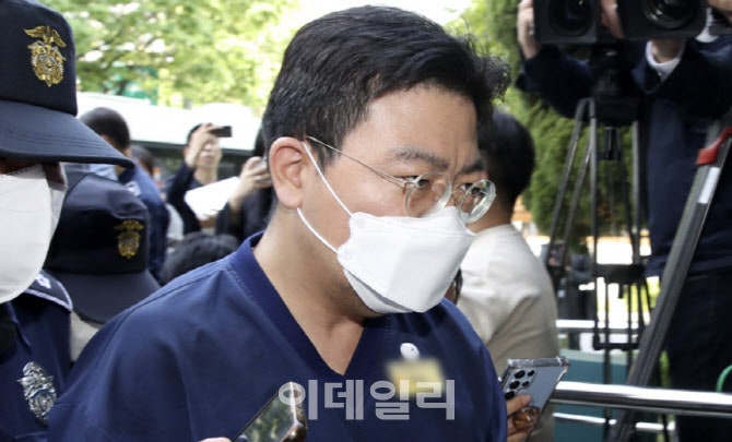 'SG발 주가 조작' <b>라덕연</b> 항소심서 <b>석방</b>…고법, <b>보석</b> 인용