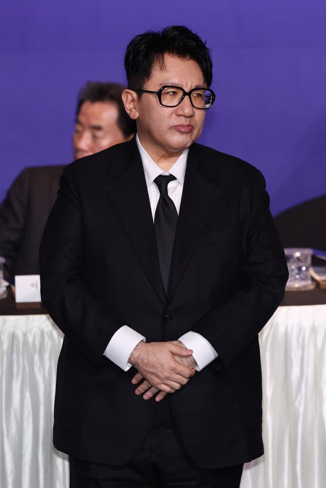금융당국, <b>방시혁</b> 의장 <b>검찰 고발</b>… 하이브 "적극 해명할 것"