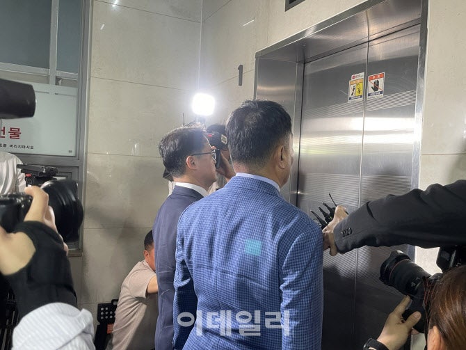 <b>김계환</b> 전 <b>사령관</b>, 해병<b>특검</b> 2차 출석…이충면도 조사중