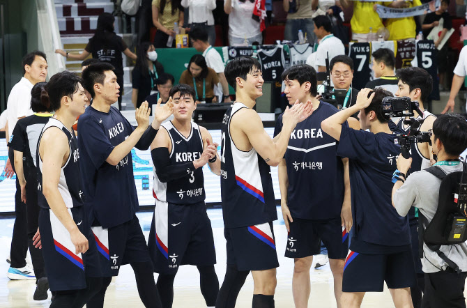 <b>이현중</b>-이정현 '<b>더블더블</b>'...한국 남자농구, 카타르에 19점차 대승
