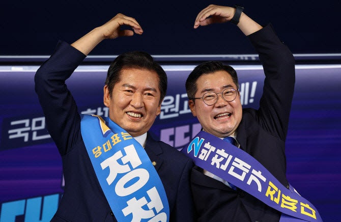 與전대 첫 당원투표서 <b>정청래</b> 62% 승리…<b>박찬대</b>는 37%