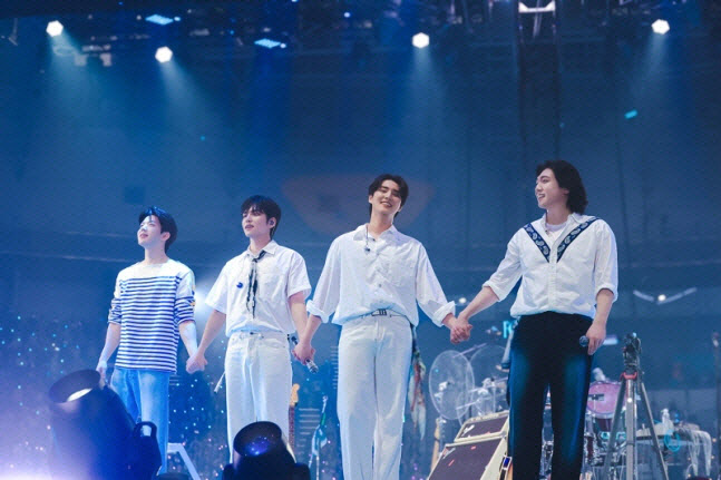 JYP, <b>데이식스</b> 개인정보 침해 <b>논란</b> 사과… 환불 진행키로