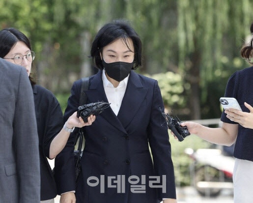 '샤넬백 교환' 유경옥 전 <b>행정관</b> 김건희 특검 출석