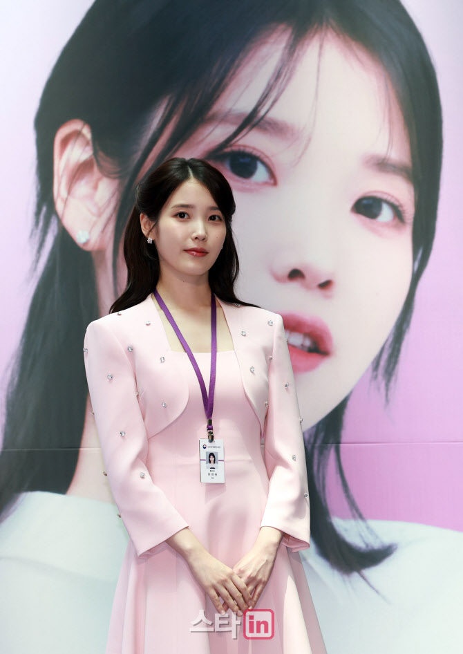 [포토]<b>아이유</b>, '<b>인천공항</b>본부<b>세관 홍보</b>대사증 받았어요'