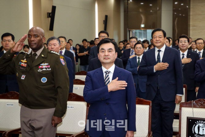 64년 만의 '<b>문민</b> 국방장관' 취임…"불법 계엄 과거와 단절, 국민의 군대...
